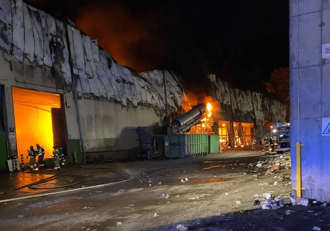 Pożar hali w Elblągu. Spłonęła sortownia wraz z parkiem maszynowym ZUO