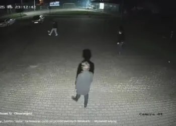 Z bram garażowych OSP zrobili bramki do gry w piłkę