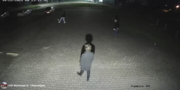 Z bram garażowych OSP zrobili bramki do gry w piłkę