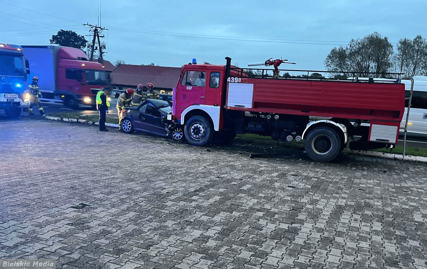 Uderzył w wóz strażacki. Walczy o życie w szpitalu