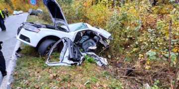 Wypadek na DW-205. Osobówka w częściach, cztery osoby w szpitalu