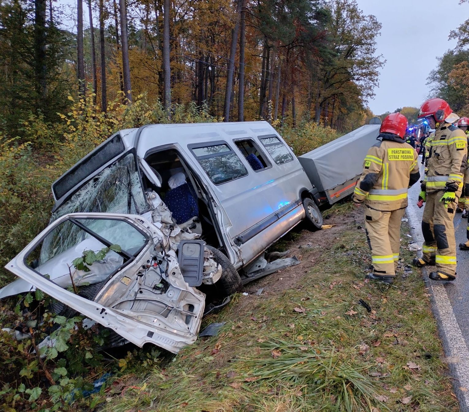 Wypadek na DW-205. Osobówka w częściach, cztery osoby w szpitalu