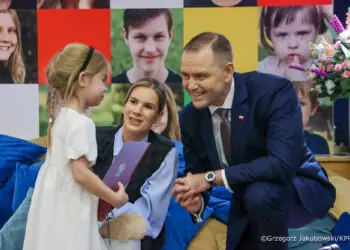 Dyplomy stypendialne dla podopiecznych Fundacji Dorastaj z Nami