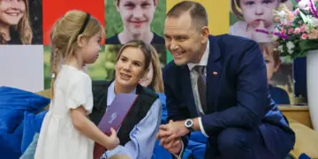 Dyplomy stypendialne dla podopiecznych Fundacji Dorastaj z Nami