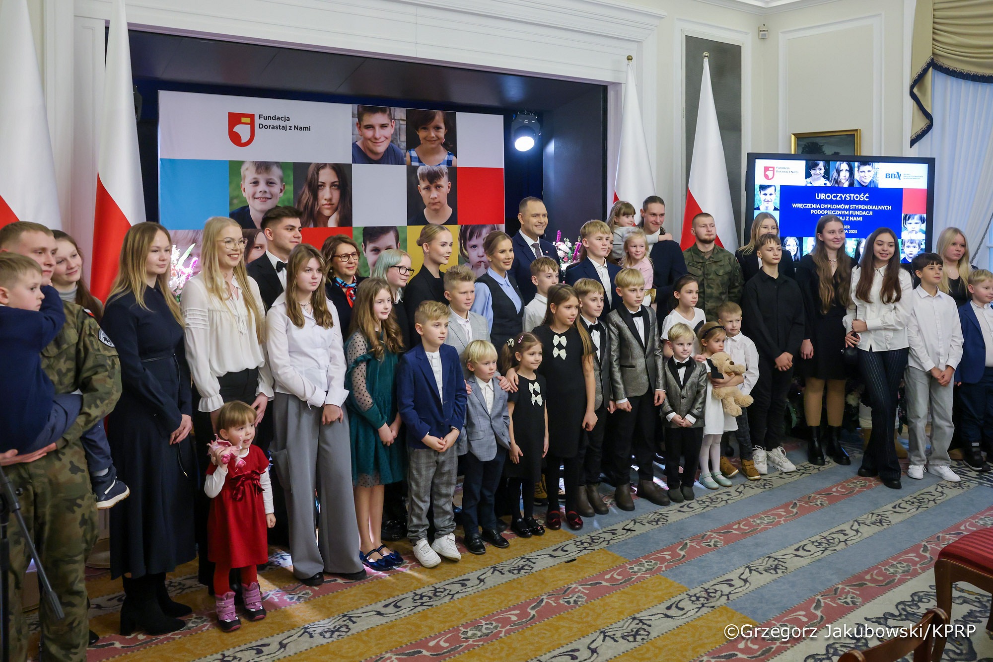 Dyplomy stypendialne dla podopiecznych Fundacji Dorastaj z Nami