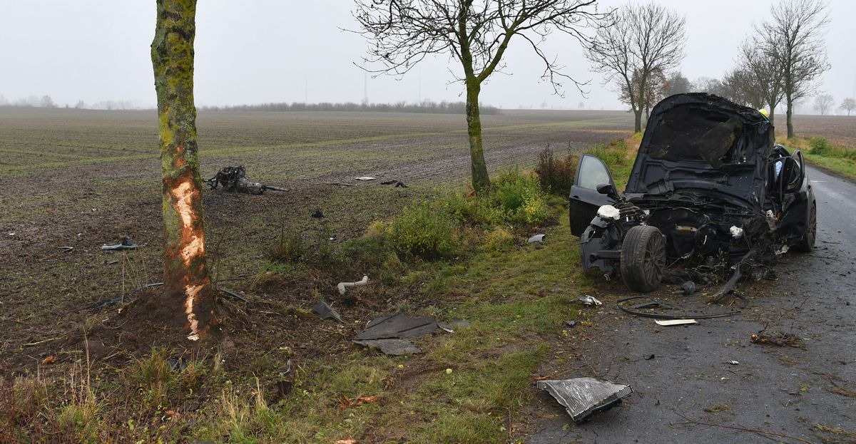 BMW kompletnie zniszczone. 18-latek w szpitalu