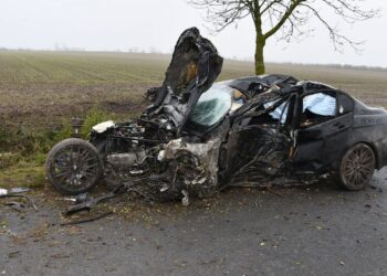 BMW kompletnie zniszczone. 18-latek w szpitalu