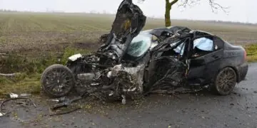 BMW kompletnie zniszczone. 18-latek w szpitalu