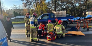 Wypadek w Łasku. 15-latka znalazła się pod samochodem