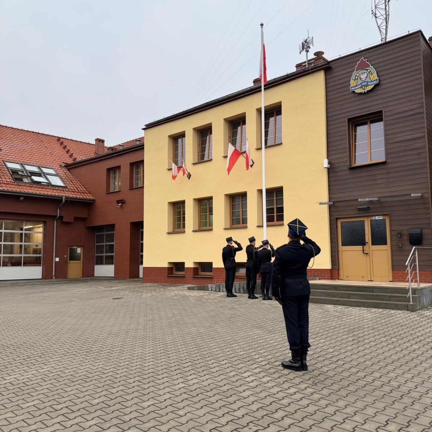 Flaga na maszt. Uroczyste zmiany służby w jednostkach PSP