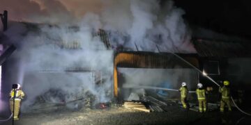 Nocny pożar hali tartaku w Wiśle