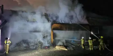 Nocny pożar hali tartaku w Wiśle