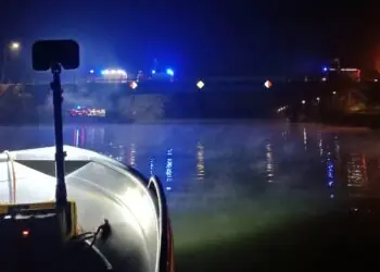 Akcja strażaków w Kanale Żerańskim. Dwie osoby w wodzie