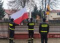 Flaga na maszt. Uroczyste zmiany służby w jednostkach PSP