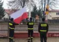 Flaga na maszt. Uroczyste zmiany służby w jednostkach PSP