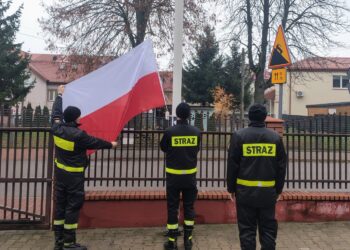 Flaga na maszt. Uroczyste zmiany służby w jednostkach PSP