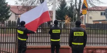 Flaga na maszt. Uroczyste zmiany służby w jednostkach PSP