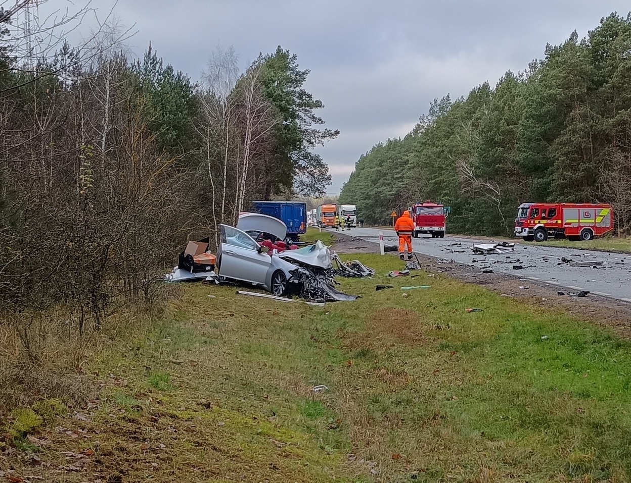 Czołowe zderzenie na drodze krajowej nr 60