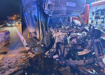 Dostawczakiem w naczepę. Poważny wypadek na A4