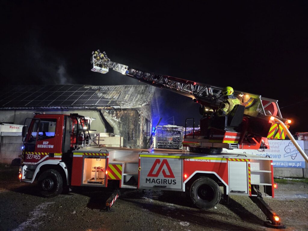 Pożar warsztatu samochodowego w Skale