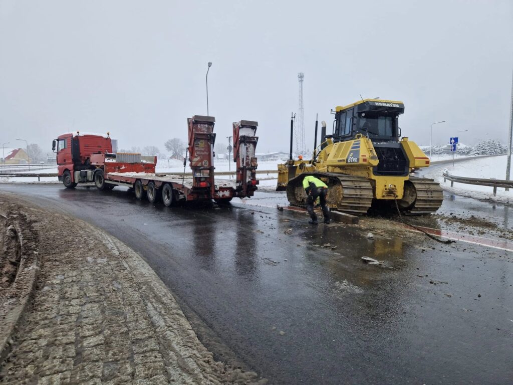 ‘Zgubił’ spychacz na rondzie. Wezwano strażaków