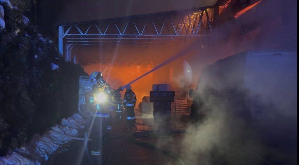Pożar hali w Skawinie. Na miejscu ponad 30 zastępów