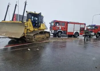 ‘Zgubił’ spychacz na rondzie. Wezwano strażaków