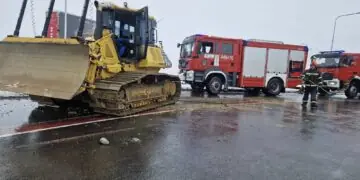 ‘Zgubił’ spychacz na rondzie. Wezwano strażaków