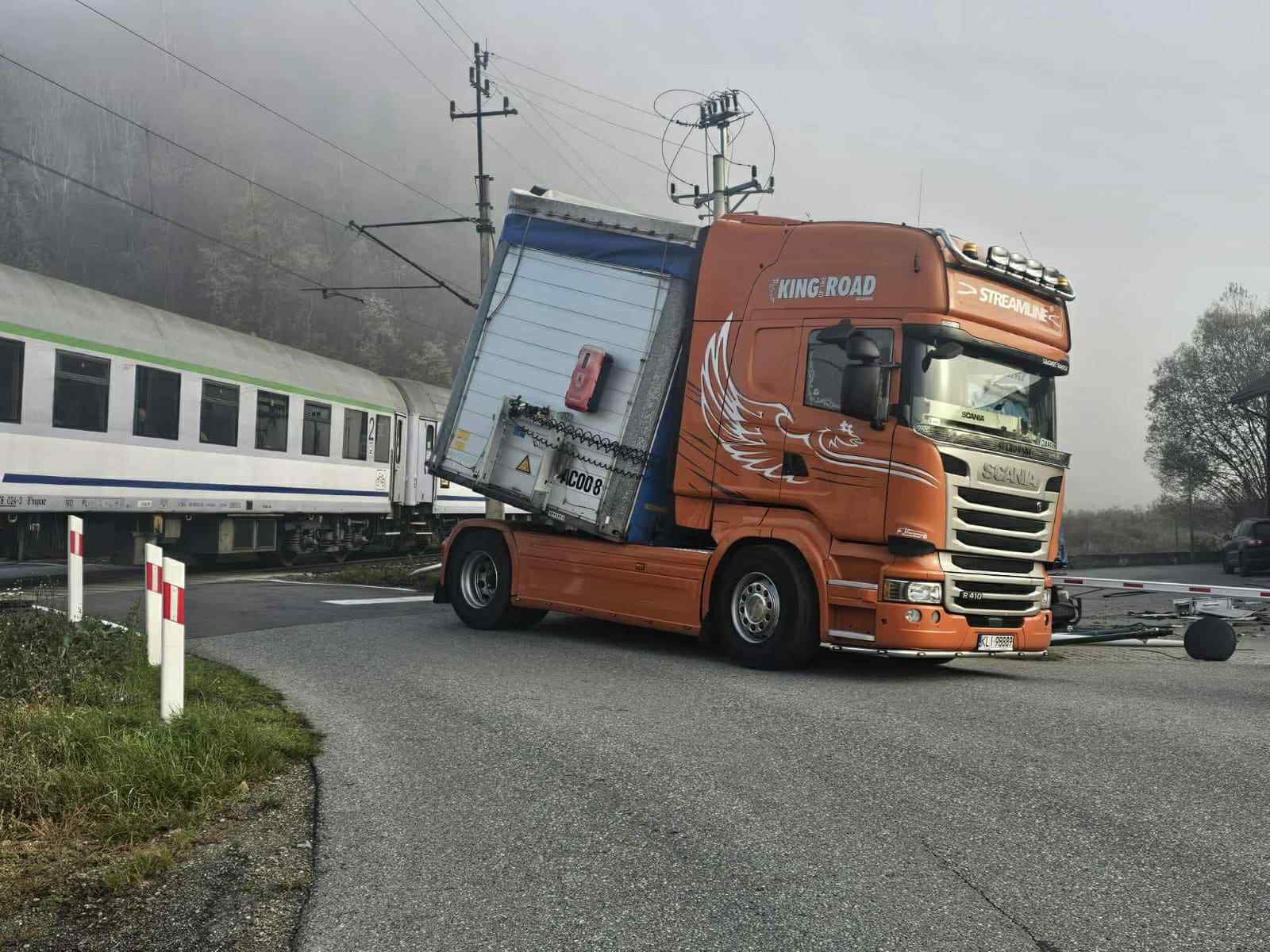 Wjechał ciężarówką wprost pod pociąg PKP Intercity