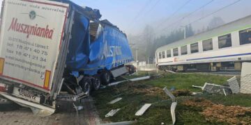 Wjechał ciężarówką wprost pod pociąg PKP Intercity
