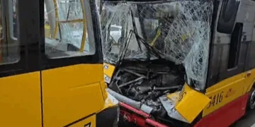 Zderzenie tramwajów i autobusu w Warszawie. Są ranni