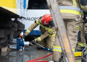Strażacy ćwiczyli na terenie PTE Kolei Małopolskich.