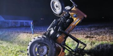 Uderzył w ciągnik rolniczy. Jedna osoba w szpitalu