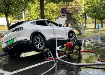 Pożary samochodów elektryków rzadziej niż spalinowych. Nowe dane