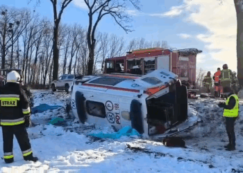 Wypadek karetki koło Wągrowca. Ratownik w ciężkim stanie