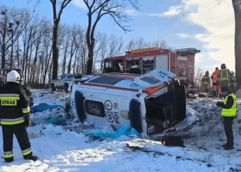 Wypadek karetki koło Wągrowca. Ratownik w ciężkim stanie