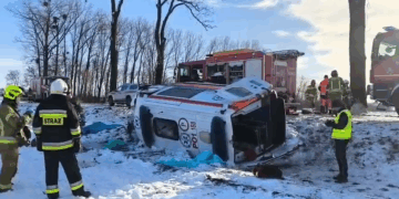 Wypadek karetki koło Wągrowca. Ratownik w ciężkim stanie
