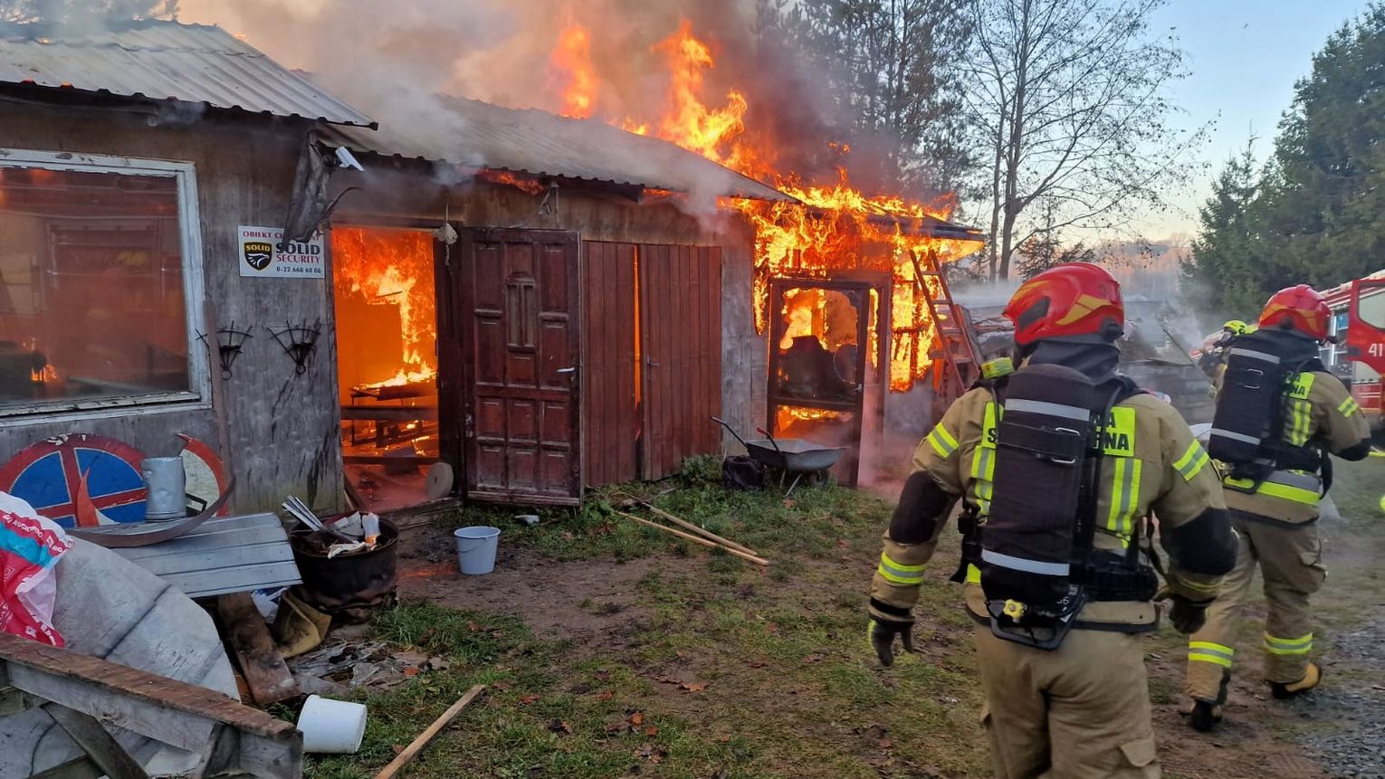Pożar stolarni w Niebocku. Z ogniem walczyło blisko 50 strażaków