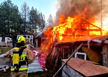 Pożar stolarni w Niebocku. Z ogniem walczyło blisko 50 strażaków