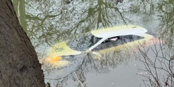 Wrocław. Wjechał samochodem do Fosy Miejskiej