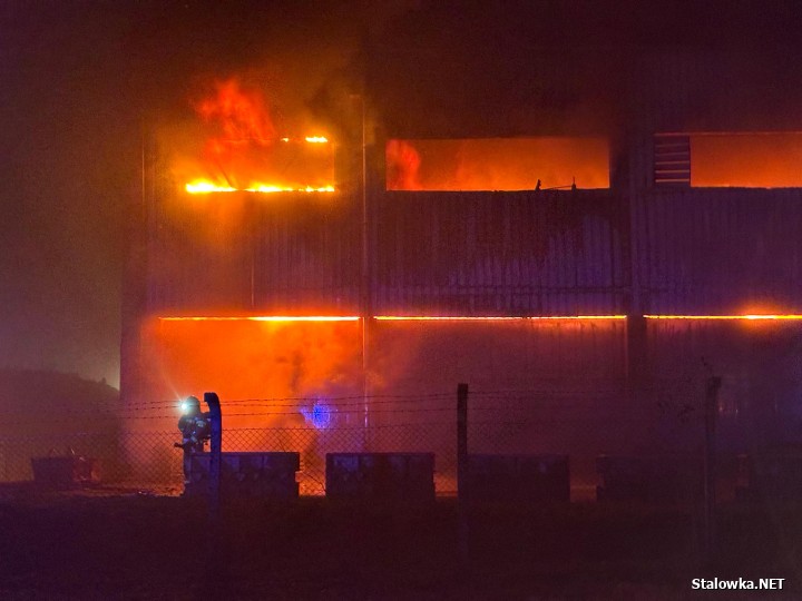 Pożar hali w strefie gospodarczej w Stalowej Woli