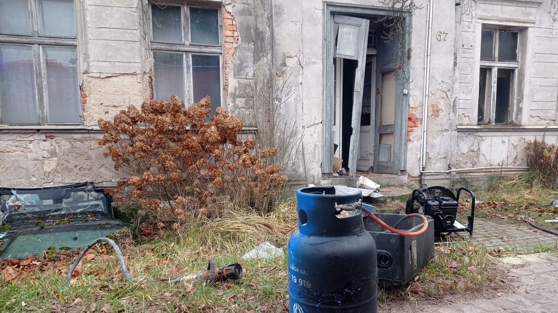 Tragiczny pożar domu w Wałczu. Strażak w szpitalu