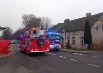 Tragiczny pożar domu w Wałczu. Strażak w szpitalu