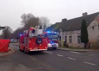 Tragiczny pożar domu w Wałczu. Strażak w szpitalu