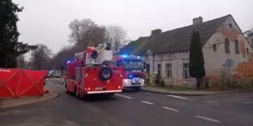 Tragiczny pożar domu w Wałczu. Strażak w szpitalu