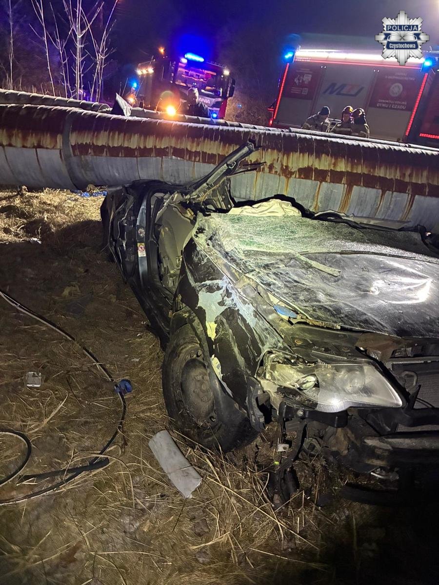 Ucieczka zakończona wypadkiem. Osobówka wbiła się pod rury ciepłownicze