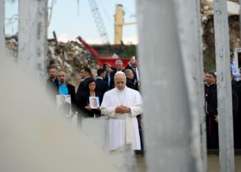 Papież w miejscu wybuchu w porcie w Bejrucie