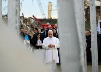 Papież w miejscu wybuchu w porcie w Bejrucie