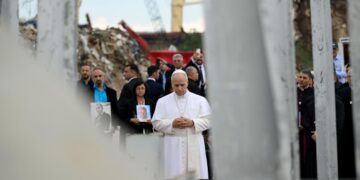 Papież w miejscu wybuchu w porcie w Bejrucie