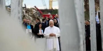 Papież w miejscu wybuchu w porcie w Bejrucie